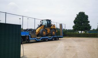 Kunstrasenplatz - der Bagger rollt