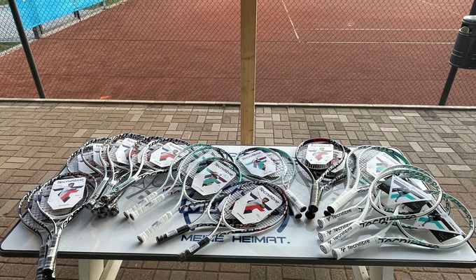 Neue Leihschläger für die Tennisabteilung